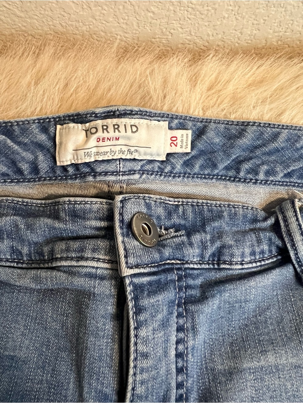 torrid Light Wash Denim Shorts - Picture 4 of 5